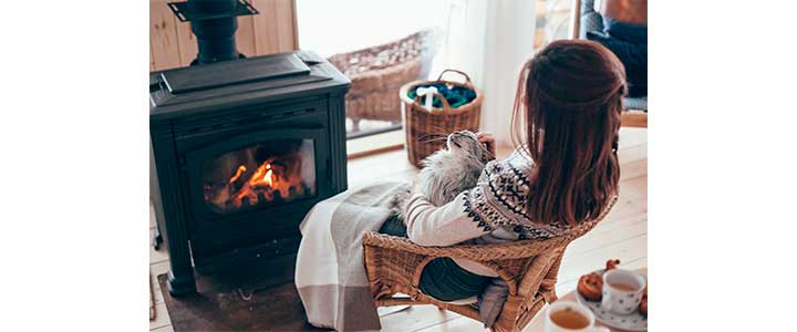 Lei av å komme i en kald hytte? Med en varmepumpe får du bedre komfort samtidig som du kan spare opptil 75% på strøm.