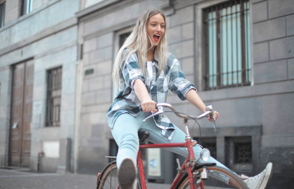 Kvinne på sykkel, smiler