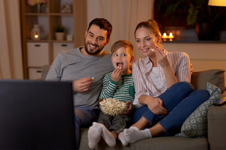 Mange familier liker å samles rundt TV-en for å gjøre noe hyggelig sammen.