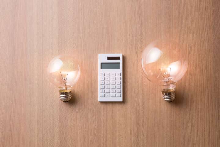 En kalkulator og to lyspærer