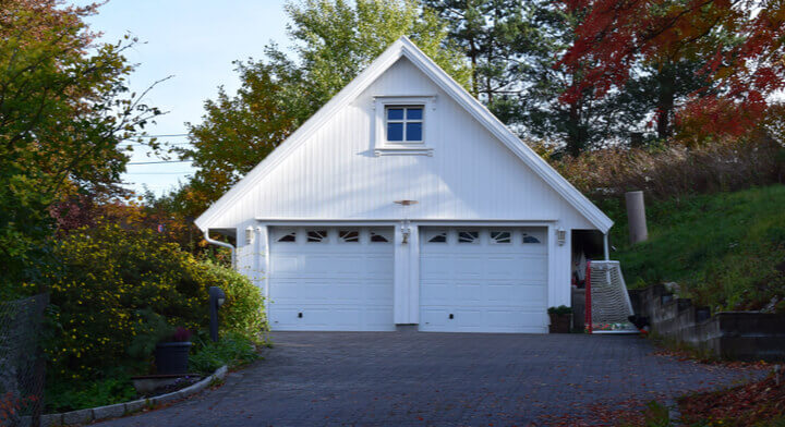 Å leie ut en hybel over garasjen er i prinsippet skattefritt, da garasjen har et tjenende formål til hovedbygget.