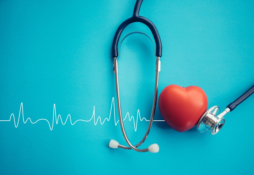 Stetoskop og et rødt hjerte