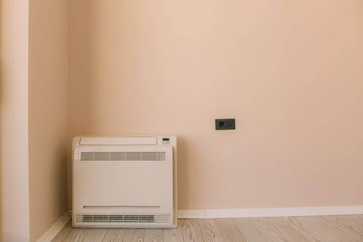 En varmepumpe-gulvmodell blåser ofte varmen bedre ut i rommet enn en veggmontert